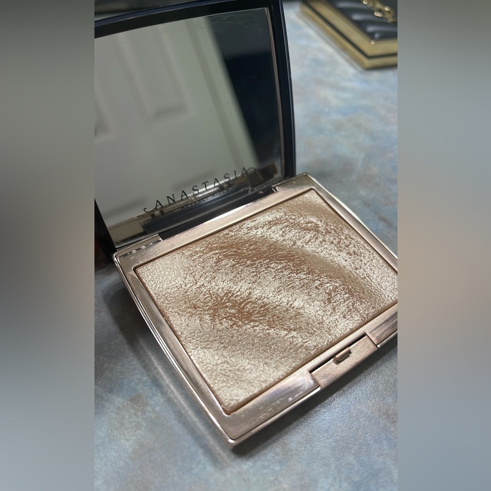 Anastasia Beverly Hills Amrezy Highlighter - light brilliant gold - Picture 10 of 11